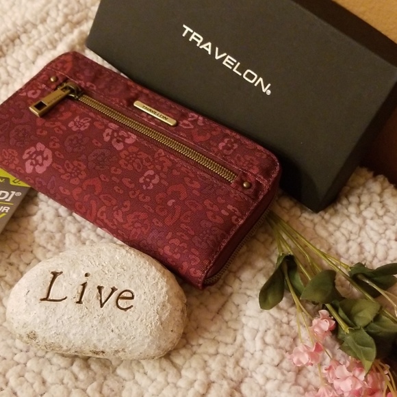 Travelon Handbags - 💗New Travelon zip wallet💗